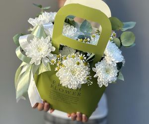 Композиция «Милашка» 🌼 с кустовой хризантемой, ромашкой, эвкалиптом