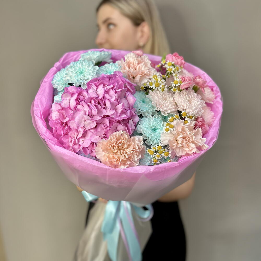Дофаминовый букет «Бабл-гам»🍭🩵💕 с гортензией, хризантемой кустовой, диантусами, ромашкой, кустовыми диантусами