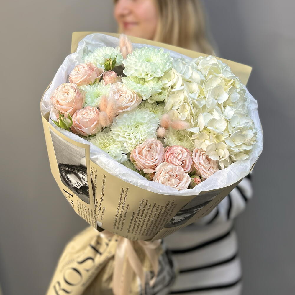 Букет «Цветаева» 🌸с гортензией, кустовой пионовидной розой, хризантемой , лагурусом
